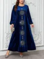 Dunkelblaue Samt-Maxikleid in Übergröße mit funkelnden Strassdetails vorne, elegante Kaftan-Optik. - Stil 218
