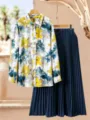 Damen Zweiteiler Set mit langärmliger bedruckter Bluse und marineblauer Plissee-Rock. - 26