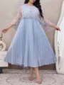 Plus size elegante lichtblauwe geplooide maxi-jurk met doorschijnende bloemen-cape voor dames. - Lichtblauw Maaswerk