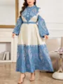 Elegantes, blau-weißes Paisley Maxikleid in Übergröße mit langen Ärmeln und Gürtel. - Stil 236