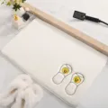 Tappeto da bagno assorbente antiscivolo con simpatico design a pantofola smiley ricamata. - 40*60cm / Bianco