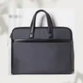 Dettaglio della borsa per laptop grigia scura con manici in elegante pelle nera. - Grigio scuro