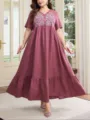 Plus size casual V-hals korte mouw maxi jurk met witte borstborduurwerk in mauve. - Mauve Borduurwerk