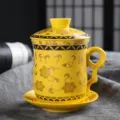 Dehua Keramik vierteilige Teetasse mit Deckel, Filter und Untertasse, gelbes Blumenmuster. - 401-500ml / Keramik Vierteilige Tasse (Goldener Pokal)