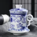 Chinesische blau-weiße Porzellan Büro Teetasse vierteiliges Set mit Deckel und Filter - 401-500ml / Keramik Vierteilige Tasse (Wolkenmuster)
