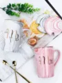 Set de tasses de couple en céramique marbrée avec couvercles, tasses à café grises et roses. - Bord Doré Mr/Mrs Boîte Couleur Tasse Unique / Rose