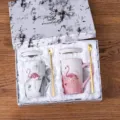 Coffret cadeau tasse en ceramique marbre avec couvercles et cuilleres dores tasses a cafe. - Coffret Cadeau Tasse Couple Flamant Rose / Couleurs Mixtes