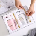 Coffret cadeau tasses de couple en céramique marbrée avec couvercles et cuillères dorées - Bord Doré Mr/Mrs Coffret Cadeau Tasse Couple / Couleurs Mixtes