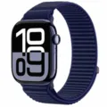 Primo piano del cinturino per orologio in tessuto blu scuro con trama ad anello. - Azzurro