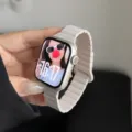 Cinturino di ricambio in silicone per smartwatch, design ondulato comodo, elegante e resistente. - Compatibile: (S10/11 Gen 42mm) / Luce Stellare