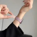 Dettaglio cinturino di ricambio in silicone prugna sottile per accessori Apple Watch - Viola chiaro e sabbia rosa