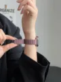 Primo piano del cinturino per orologio in silicone magnetico prugna indossato, con scanalature. - Viola Fumoso