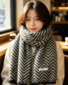 Dettaglio della sciarpa invernale in maglia a spina di pesce nera e bianca stile coreano da donna. - Beige