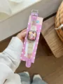 Zomer verfrissende siliconen horlogeband compatibel met Apple Watch, schattig roze design. - Geschikt voor: S10/11 42mm / Strik Ster Karakter