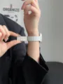 Dettaglio cinturino per orologio magnetico in silicone con fascia bianca al polso. - Bianco Bianco Antico