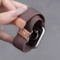 Bruine geweven nylon horlogeband compatible met smartwatch, met roségouden magnetische sluiting. - Zelfgemeten: 18mm / Rookpaars