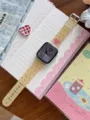 Vista dettagliata del nuovo cinturino per orologio in TPU con pois d'amore compatibile Apple. - Giallo pallido