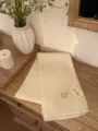 Λεπτομερής λήψη απαλής μπεζ πλεκτής κασκόλ με λεπτή ριγέ υφή, ζεστή και κομψή. - Απλό Μονόχρωμο / Γαλακτερό Λευκό