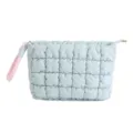 Lichtblauwe gewatteerde cloud cosmetisch tasje detail met zachte puff textuur en polsband - Blauw
