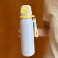 Portable insulated water bottle for kids and students with cute strap and double drink lid detail. - 560ml / Blue Letter Style