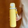 Portable yellow children's thermos water bottle with strap, cute straw cup for school students. - 560ml / Yellow-Letter Pattern
