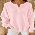 Vista detallada de sudadera casual de forro polar para mujer con cuello henley y botones. - S / Tops / Rosa