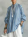 Vista detallada en primer plano de camisa a rayas de manga larga con collares y pulseras. - S / Azul cielo