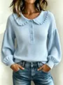 Primer plano del jersey de punto acanalado azul claro con cuello con volantes y botonadura. - S / Tops / Azul cielo