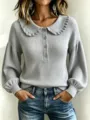 Detalle de top de punto acanalado gris con cuello de volantes y botones frontales. - S / Tops / Gris claro