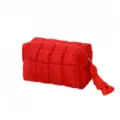Detailweergave van de rode gewatteerde cosmetische tas met vierkant patroon en handige rits. - Rood