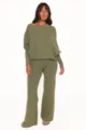 Conjunto de dos piezas de punto verde oliva con jersey de hombros descubiertos y pantalón. - S / Verde