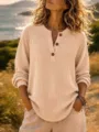 Detalle de la parte superior casual de mujer con cuello henley y tejido de waffle. - S / Albaricoque