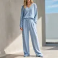 Conjunto loungewear azul claro de punto gofrado, top cómodo y pantalón ancho ideal. - XS / Top y Pantalones / Azul cielo