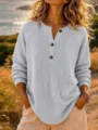 Vista detallada top de manga larga henley de punto gofrado para mujer con botones casual. - S / Azul cielo