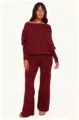 Conjunto de punto burdeos con suéter de hombros descubiertos y pantalón acampanado. - S / Burdeos