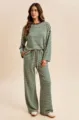 Vista detallada del conjunto de loungewear a rayas, con mangas largas y pantalones anchos. - S / Top y Pantalones / Verde