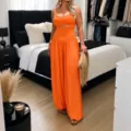 Tuta arancione con dettagli cut-out, vita alta e gamba larga per stile vacanza casual. - Arancione