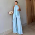 Vista detallada de un elegante conjunto de pantalón sin mangas con halter para mujer. - XS / Top y Pantalones / Azul claro