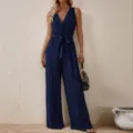 Detalles del mameluco sin mangas con cuello en v y talle alto con cinturón azul marino. - S / Azul Marino