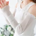 Gros plan de manchons de protection solaire plissés blancs, tissu en maille été. - Blanc