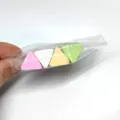Kleurrijke driehoek gum set in transparante zak, schoolbenodigdheden en kunstbenodigdheden. - Set van 4