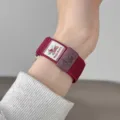 Geweven nylon magnetische horlogeband vervanging in donkerrood met schattig hondenontwerp. - Toepasbaar: Redmi Watch 4/5/6 / Bordeauxrood