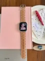 Dettaglio cinturino per orologio in silicone TPU a pois traslucidi con bella finitura. - Adatto per: S10/11 42mm / Maltosio Chiaro Pois Bianchi