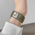 Olijfgroene geweven nylon magnetische horlogeband met schattig teckel-ontwerp voor horloge - Toepasbaar: Redmi Watch 4/5/6 / Olijfgroen