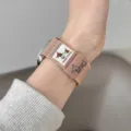 Teckel nylon gevlochten magnetische horlogeband vervanging, schattig puppy ontwerp accessoire. - Roze Zand