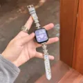 Vue de détail du bracelet Apple Watch en peluche grise et étoiles en métal, tendance. - (s10 42mm) 38mm/40mm/41mm / Peluche Étoile - Gris avec Boucle Argentée