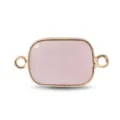 Gros plan détaillé du connecteur rectangulaire en quartz rose naturel à doubles anneaux. - Quartz rose