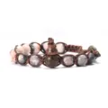 Gros plan détaillé d'un bracelet en perles de pierre naturelle avec pendentif hulu en bois. - Jaspe Zèbre Rose