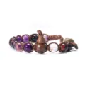 Gros plan détaillé du bracelet de perles en pierre naturelle agate œil de tigre gourde bois. - Agate Rayée Violette