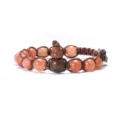 Gros plan détaillé du bracelet de perles en pierre naturelle avec pendentif gourde en bois. - Calcédoine Orange